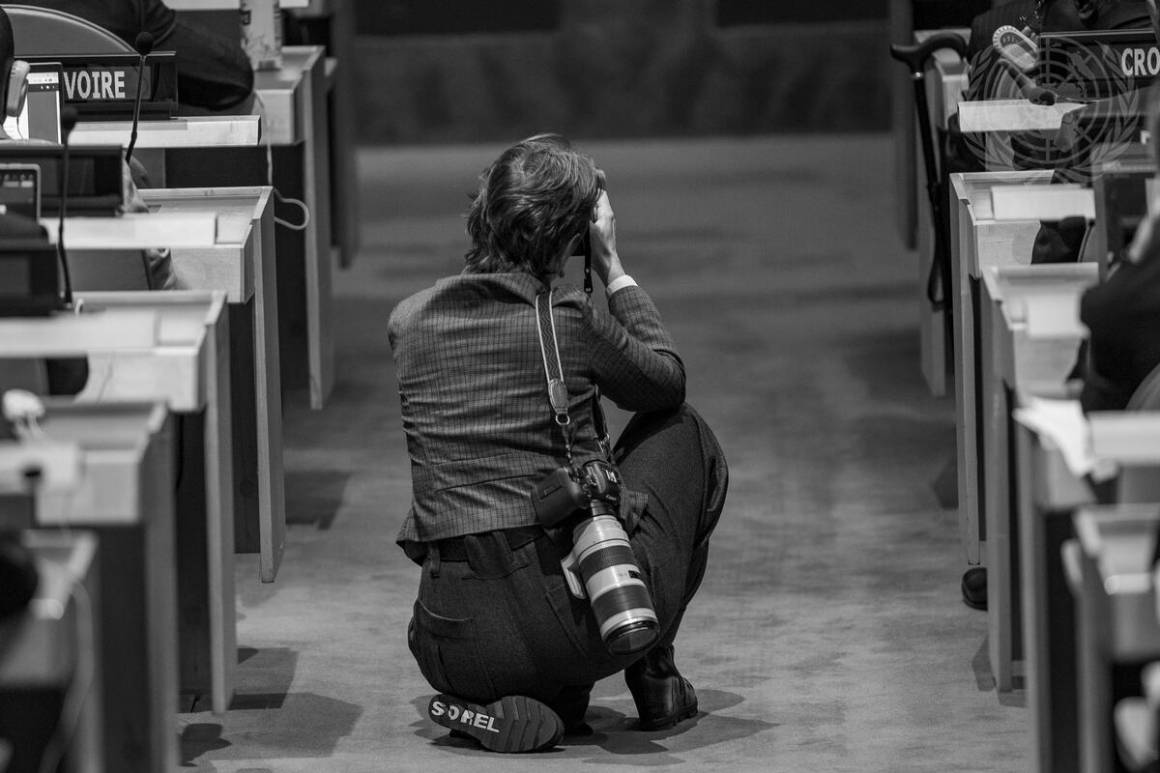FN-fotograf Ariana Lindquist får med seg høydepunkter av hoveddebatten i FN generalforsamlings syttisjuende sesjon. Foto: UN Photo/Cia Pak.